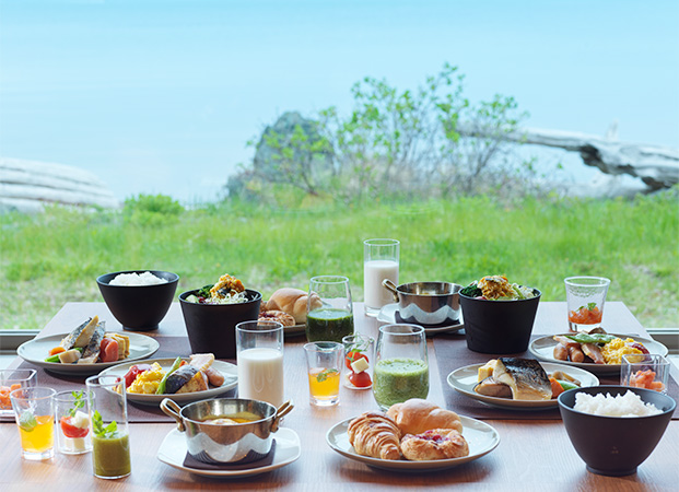サロマ湖を眺める優雅な朝食